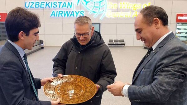 НАК Узбекистон хаво йуллари перевезла первого «безвизового» туриста из Италии - Sputnik Узбекистан