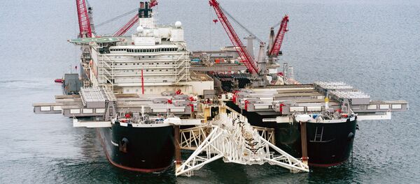 Судно Pioneering Spirit на пути в район укладки газопровода - Sputnik Узбекистан