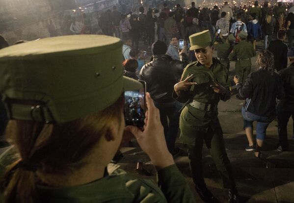 Женщины-военнослужащие кубинской армии делают селфи во время праздненств, посвященных 166-ой годовщине со дня рождения поэта и национального героя Кубы Хосе Марти - Sputnik Узбекистан