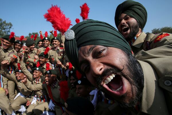 Военные из Национального кадетского корпуса радуются второму месту в марширующем соревновании во время празднования Дня республики в Чандигархе, Индия - Sputnik Узбекистан
