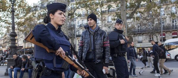 Усиленные наряды полиции на Площади Республики в Париже Усиленные наряды полиции на Площади Республики в Париже - Sputnik Узбекистан