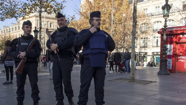 Усиленные наряды полиции на Площади Республики в Париже - Sputnik Узбекистан