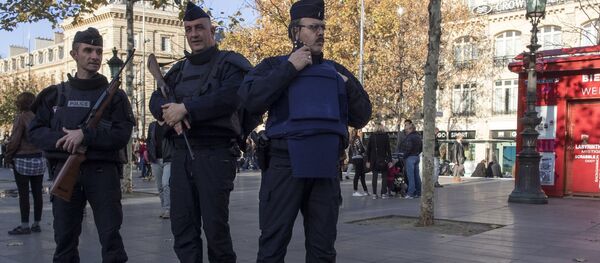 Усиленные наряды полиции на Площади Республики в Париже Усиленные наряды полиции на Площади Республики в Париже - Sputnik Узбекистан