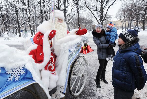 Встреча Деда Мороза в Парке Горького - Sputnik Узбекистан
