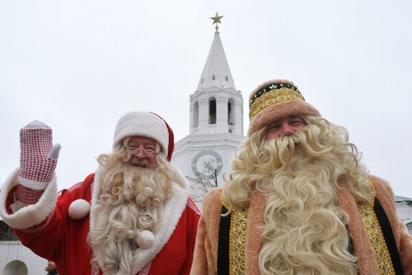 Санта-Клаус встретился с Татарским Дедом Морозом Кыш Бабаем в Казани - Sputnik Узбекистан