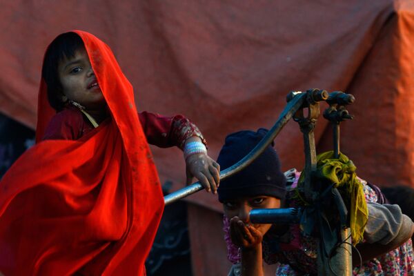 Цыганский ребенок пьет воду у ручного насоса в Лахоре, Пакистан - Sputnik Узбекистан