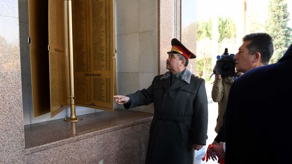 Министр обороны Узбекистана Абдусалом Азизов открывает Книгу памяти погибших в Афганистане узбекистанцев - Sputnik Узбекистан