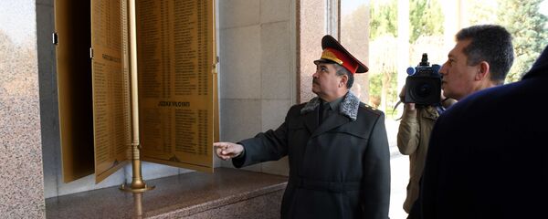 Министр обороны Узбекистана Абдусалом Азизов открывает Книгу памяти погибших в Афганистане узбекистанцев - Sputnik Узбекистан