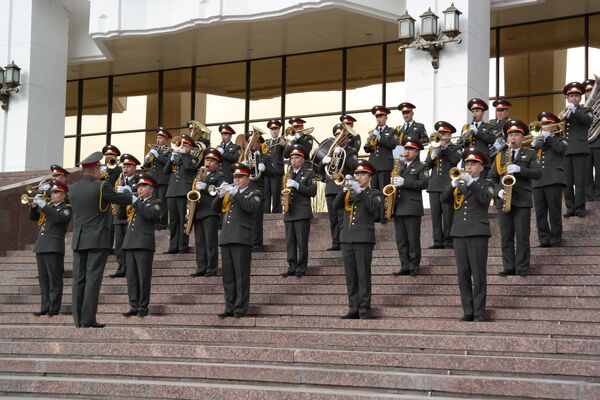 Военный оркестр Минобороны РУз встречал гостей мероприятия. - Sputnik Ўзбекистон