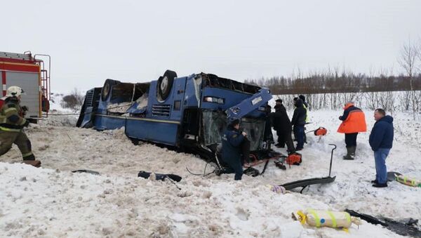 Под Калугой опрокинулся автобус со школьниками: есть погибшие - Sputnik Узбекистан