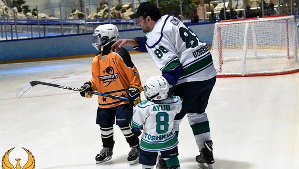 Хоккеисты в парке зимних развлечений Ice City - Sputnik Узбекистан