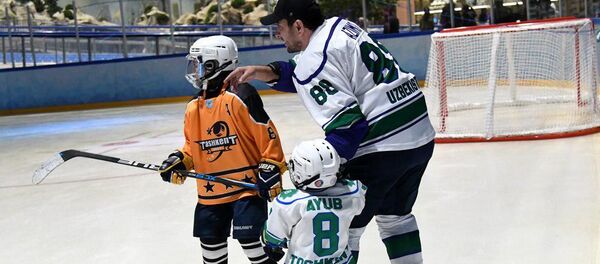 Хоккеисты в парке зимних развлечений Ice City - Sputnik Узбекистан