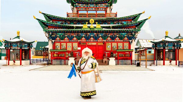 Корбобо навестил бурятского Деда Мороза Корбобо навестил бурятского Деда Мороза - Sputnik Узбекистан