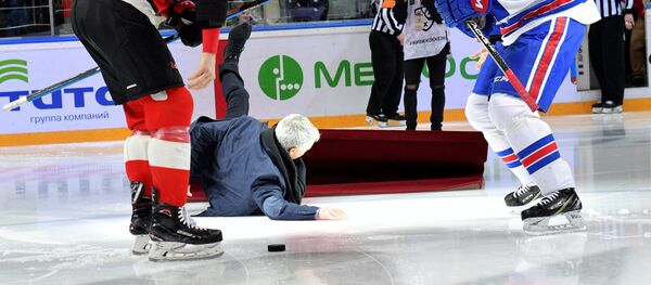 Падение Жозе Моуринью на лед перед матчем КХЛ Падение Жозе Моуринью на лед перед матчем КХЛ - Sputnik Узбекистан