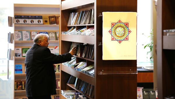 В ташкентском книжном комплексе Китоб олами проходит выставка работ участников конкурса по определению нового символа (герба) города - Sputnik Узбекистан