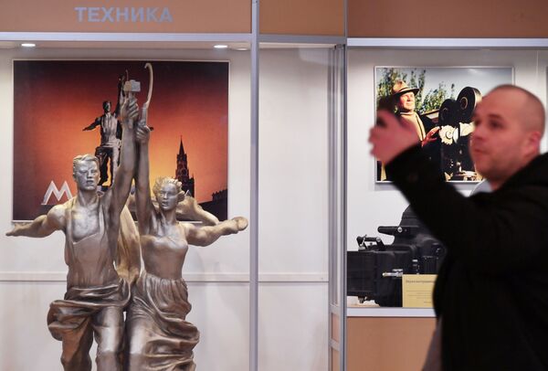 Мужчина фотографируется в главном павильоне Мосфильма - Sputnik Узбекистан