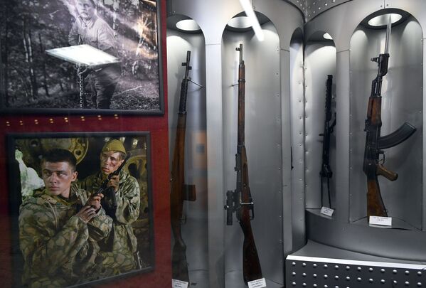 Экспозиция огнестрельного оружия в музее киноконцерна «Мосфильм» в Москве - Sputnik Узбекистан