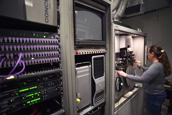 Сотрудница сканирует кинопленку в лаборатории киноконцерна Мосфильм - Sputnik Узбекистан