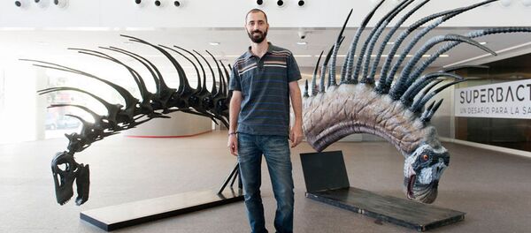 Pablo Gallina na fone rekonstruksii skeleta zauropoda — Bajadasaurus pronuspinax Pablo Gallina na fone rekonstruksii skeleta zauropoda — Bajadasaurus pronuspinax - Sputnik O‘zbekiston