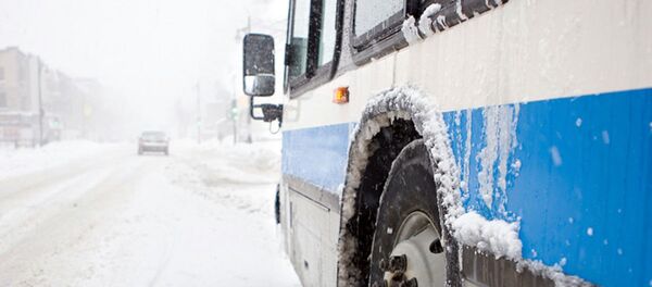 Автобус на дороге Автобус на дороге - Sputnik Ўзбекистон