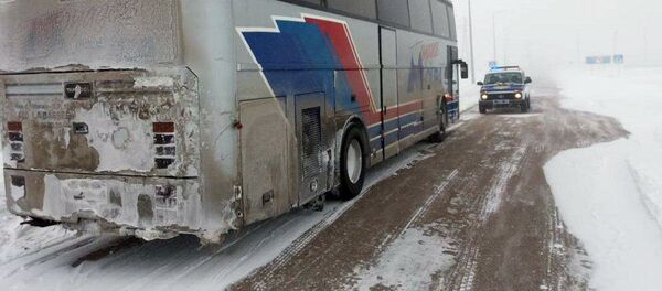 Автобус на дороге Автобус на дороге - Sputnik Узбекистан