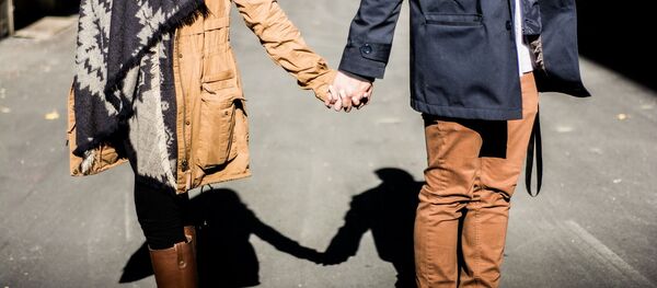 Молодые люди держаться за руку - Sputnik Узбекистан