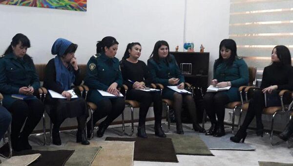 Психологи ГУВД провели с женщинами в погонах тренинг по обучению методам выхода из стрессовых ситуаций - Sputnik Узбекистан