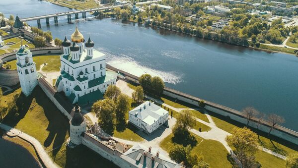 Псковский Кремль и Свято-Троицкий кафедральный собор в Пскове - Sputnik Узбекистан