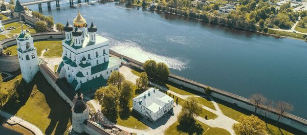 Псковский Кремль и Свято-Троицкий кафедральный собор в Пскове Псковский Кремль и Свято-Троицкий кафедральный собор в Пскове - Sputnik Узбекистан