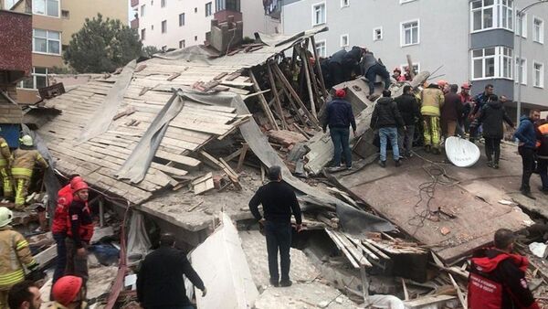 Спасатели разбирают завалы рухнувшего дома в Стамбуле - видео - Sputnik Ўзбекистон