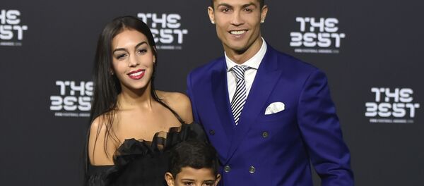 Португальский футболист Криштиану Роналду вместе с сыном Криштиану Роналду-младшим и невестой Джорджиной Родригес Португальский футболист Криштиану Роналду вместе с сыном Криштиану Роналду-младшим и невестой Джорджиной Родригес - Sputnik Узбекистан