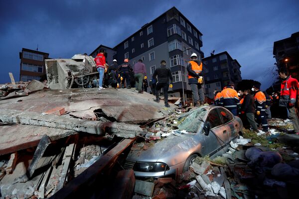 Спасатели работают на месте обрушенного жилого здания в Стамбуле, Турция - Sputnik Узбекистан