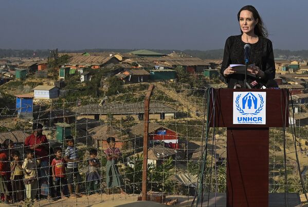 Актриса и посланник ООН по делам беженцев Анджелина Джоли во время визита в Бангладеш - Sputnik Узбекистан