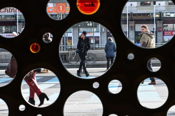 Люди на одной из улиц Женевы - Sputnik Узбекистан