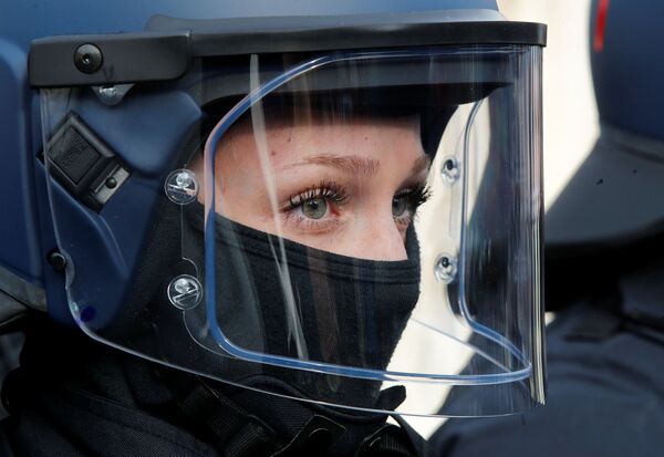 Девушка из отряда полиции, противодействующего уличным беспорядкам, Германия - Sputnik Узбекистан