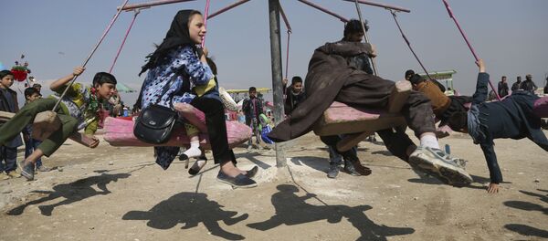 Дети катаются на качелях в Кабуле, Афганистан Дети катаются на качелях в Кабуле, Афганистан - Sputnik Ўзбекистон