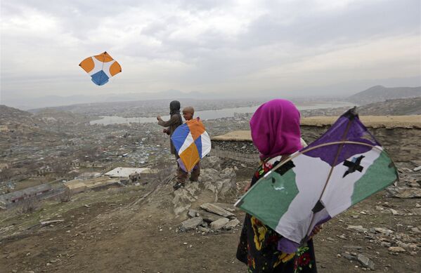 Дети пускают воздушных змеев на вершине холма в Кабуле - Sputnik Ўзбекистон