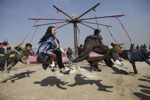 Дети катаются на качелях в Кабуле, Афганистан - Sputnik Узбекистан