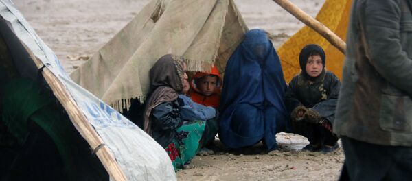 Беженцы укрываются от дождя - Sputnik Узбекистан