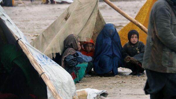 Беженцы укрываются от дождя - Sputnik Узбекистан