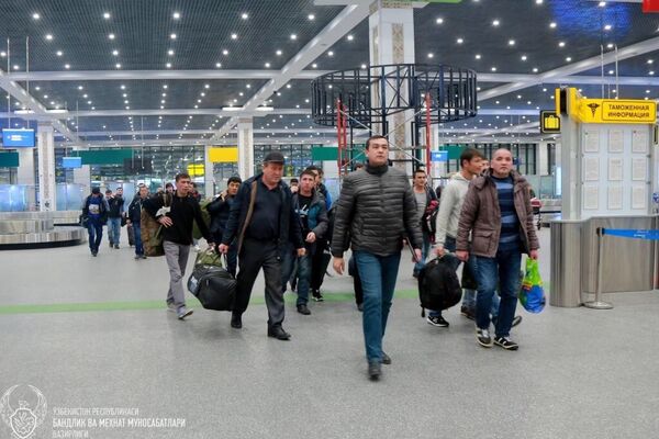 Трудовые мигранты возвращаются домой - Sputnik Ўзбекистон