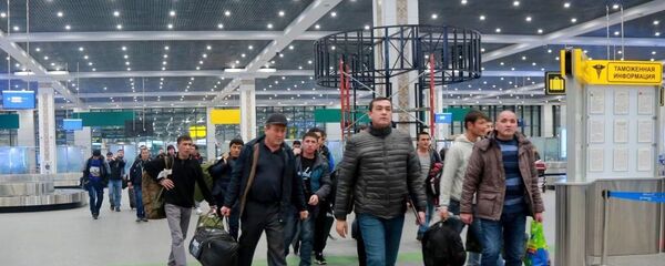Трудовые мигранты возвращаются домой Трудовые мигранты возвращаются домой - Sputnik Ўзбекистон