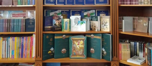 Стенд с книгами - Издательство Шарқ Зиёкори Китоблар Маркази директор Умид Халиков  Стенд с книгами - Издательство Шарқ Зиёкори Китоблар Маркази директор Умид Халиков  - Sputnik Ўзбекистон