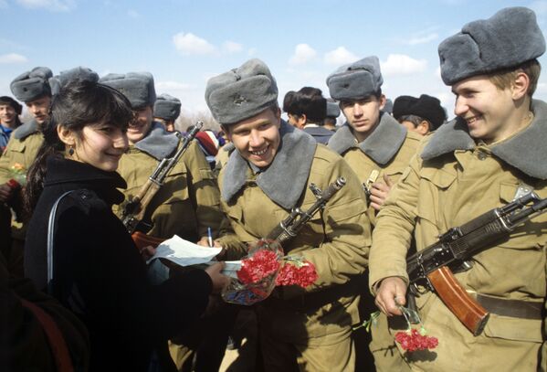 Торжественная встреча советских воинов-интернационалистов, возвращающихся из Афганистана домой. 5 февраля 1989 года - Sputnik Ўзбекистон