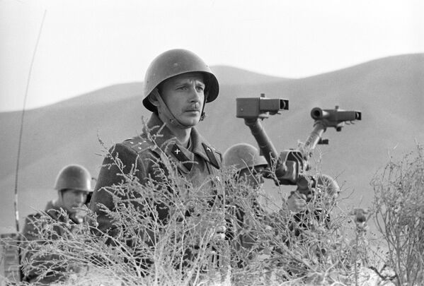 Командир артиллерийской батареи капитан Владимир Скиба, награжденный афганским орденом Звезда III степени. 31 мая 1984 года - Sputnik Ўзбекистон
