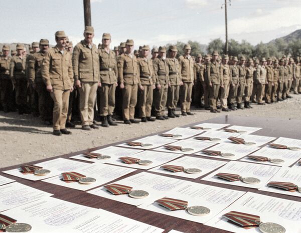 Вручение наград воинам Н-ской части ограниченного контингента советских войск в Афганистане. 1 февраля 1988 года - Sputnik Узбекистан
