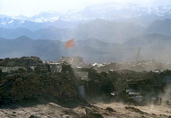 Высокогорная военная застава ограниченного контингента советских войск близ города Кабула. Афганистан. 1 ноября 1989 года - Sputnik Узбекистан