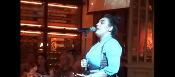 Официантка ресторана в Санкт-Петербурге спела знаменитую песню Уитни Хьюстон  - Sputnik Узбекистан