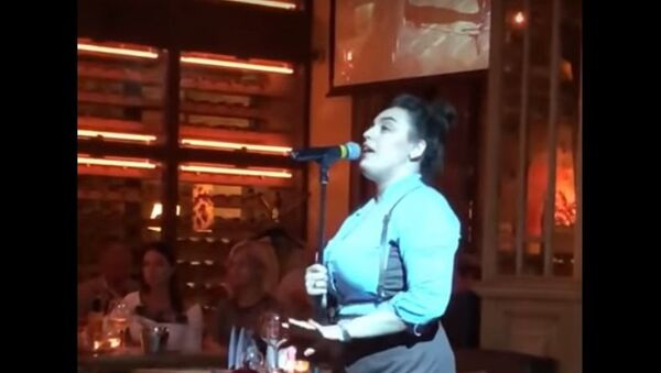 Официантка ресторана в Санкт-Петербурге спела знаменитую песню Уитни Хьюстон  - Sputnik Узбекистан