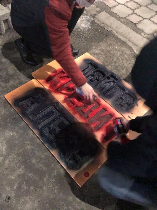 Не бери кредит на свадьбу: как художники Бишкека протестуют Не бери кредит на свадьбу: как художники Бишкека протестуют - Sputnik Узбекистан